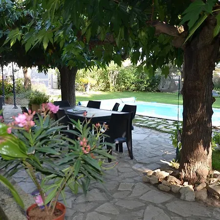 Bed & Breakfast Au Mas De Marie 3*